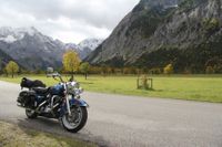 Harley-Davidson Road King Classic, Landstraße, Herbstlaub, Bergeblick